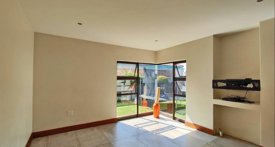5 Bedroom Property for Sale in Helderwyk Gauteng