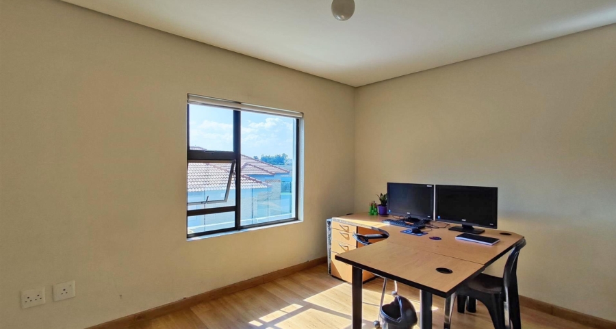 5 Bedroom Property for Sale in Helderwyk Gauteng