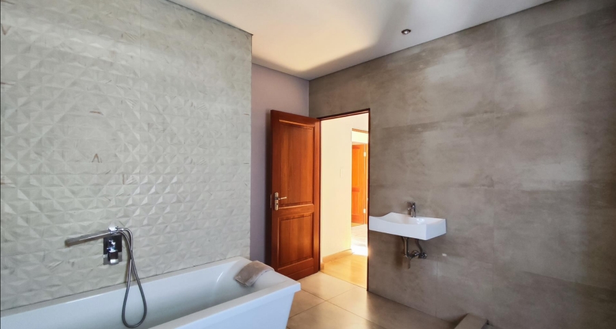 5 Bedroom Property for Sale in Helderwyk Gauteng