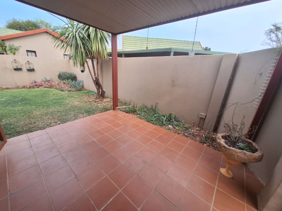 To Let 2 Bedroom Property for Rent in Weltevreden Park Gauteng