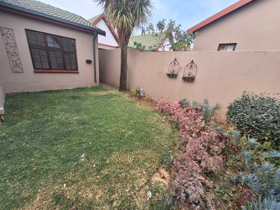 To Let 2 Bedroom Property for Rent in Weltevreden Park Gauteng