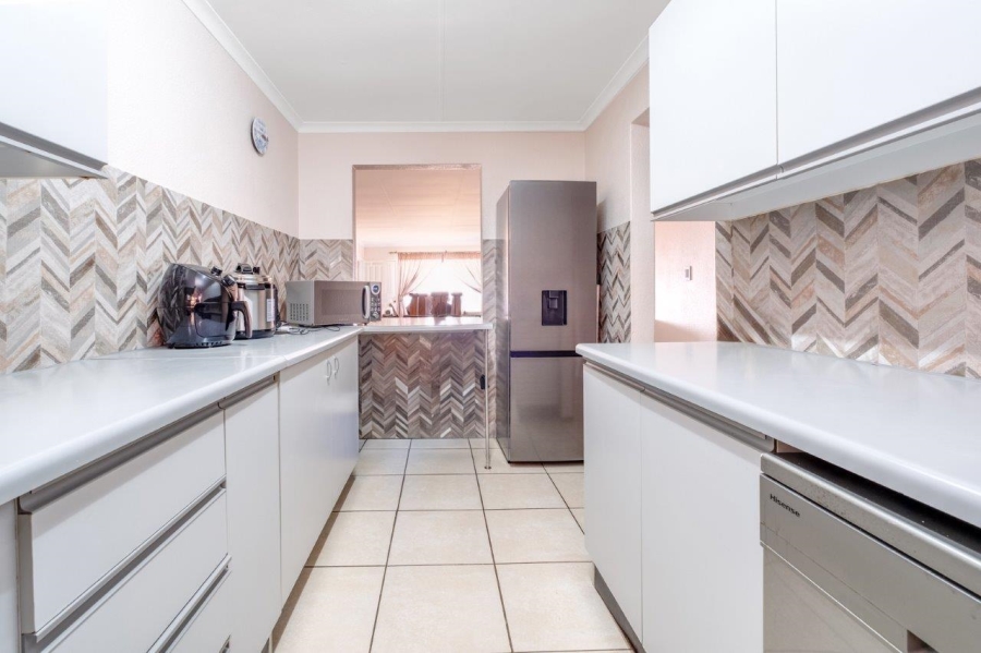 To Let 2 Bedroom Property for Rent in Northcliff Gauteng