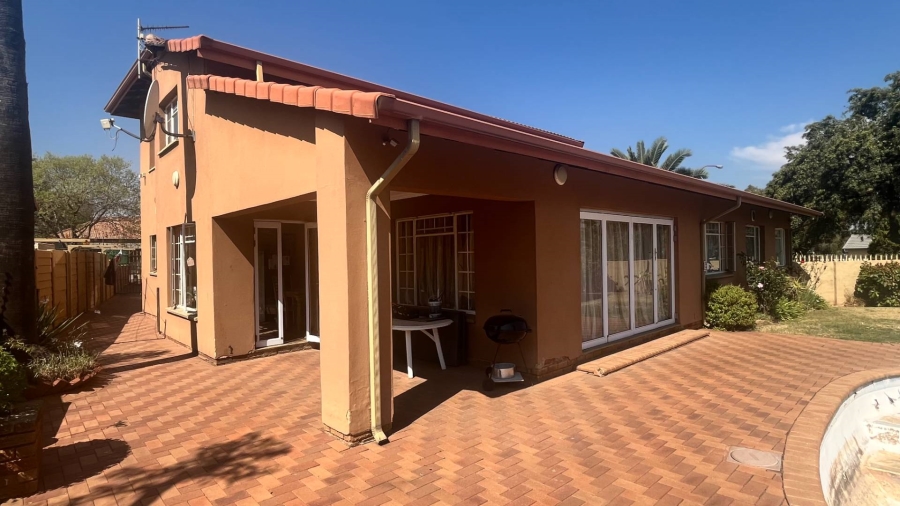 6 Bedroom Property for Sale in Brackendowns Gauteng