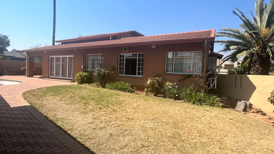 6 Bedroom Property for Sale in Brackendowns Gauteng