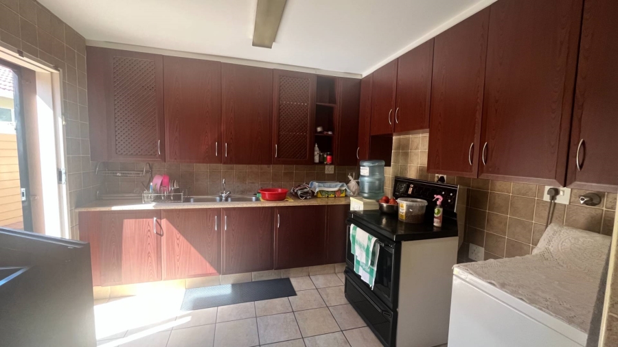 6 Bedroom Property for Sale in Brackendowns Gauteng
