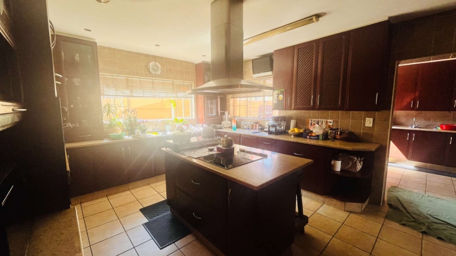 6 Bedroom Property for Sale in Brackendowns Gauteng
