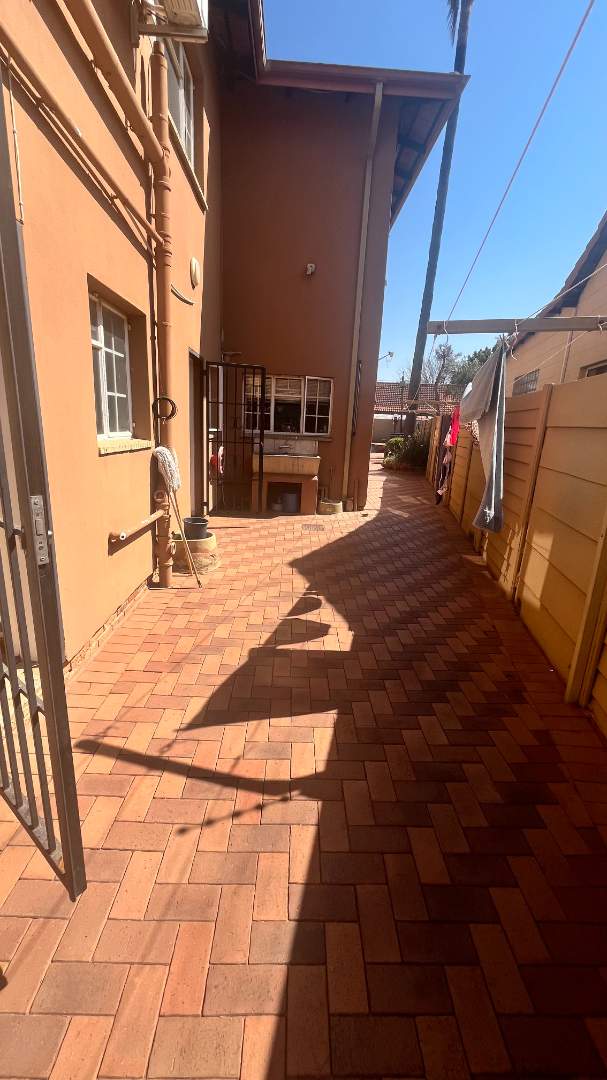 6 Bedroom Property for Sale in Brackendowns Gauteng