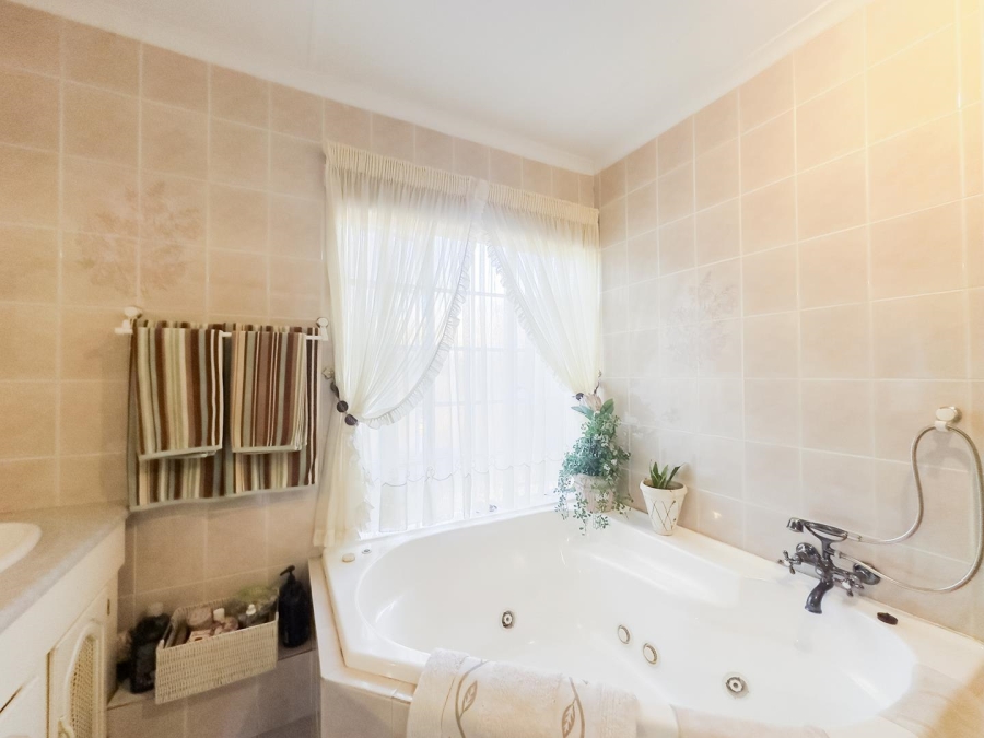 4 Bedroom Property for Sale in Erasmuskloof Gauteng