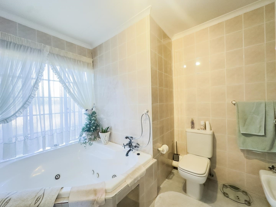 4 Bedroom Property for Sale in Erasmuskloof Gauteng