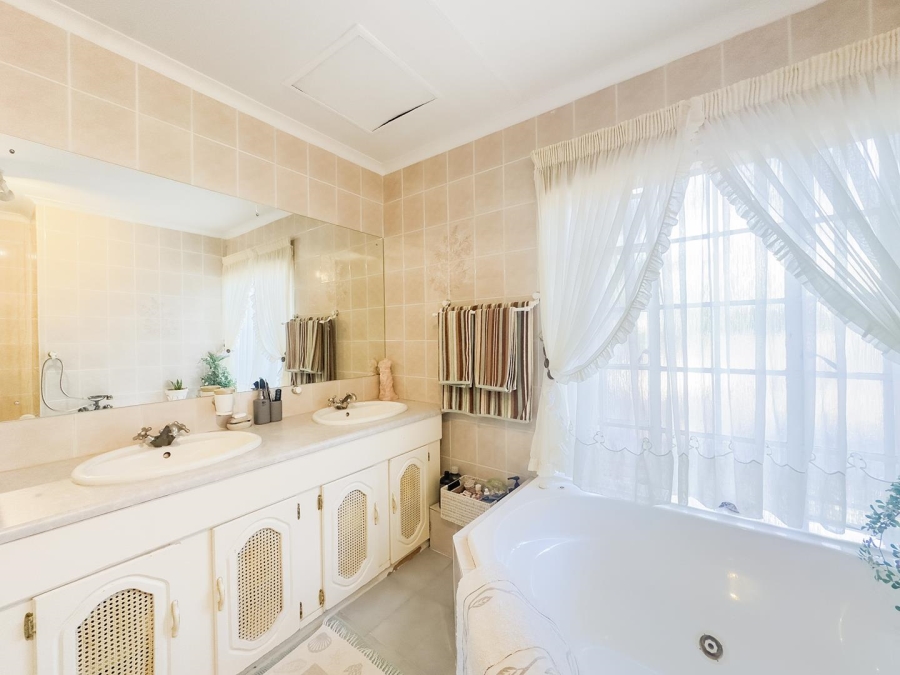 4 Bedroom Property for Sale in Erasmuskloof Gauteng
