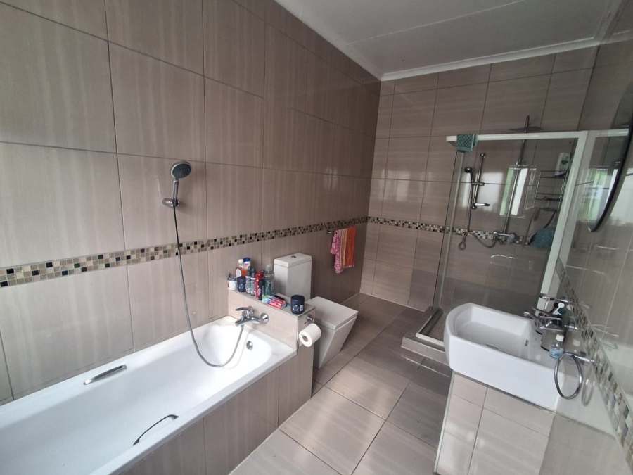 4 Bedroom Property for Sale in Mulbarton Gauteng