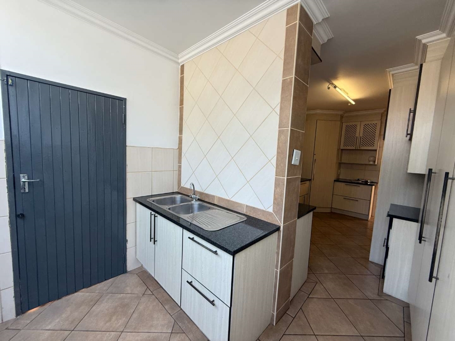 To Let 3 Bedroom Property for Rent in Helderkruin Gauteng