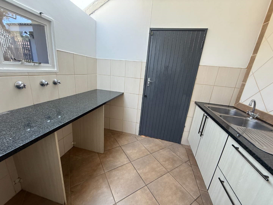 To Let 3 Bedroom Property for Rent in Helderkruin Gauteng