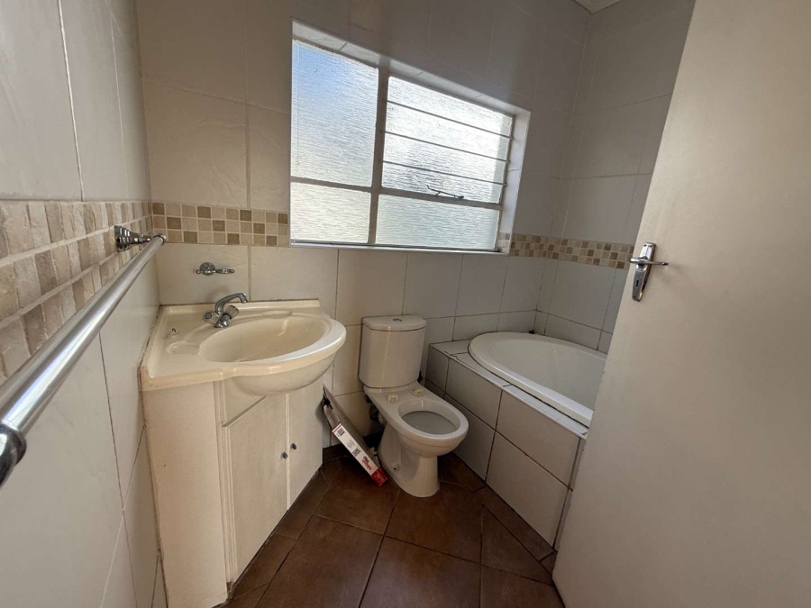 To Let 3 Bedroom Property for Rent in Helderkruin Gauteng