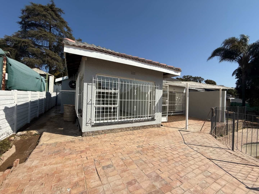 To Let 2 Bedroom Property for Rent in Helderkruin Gauteng