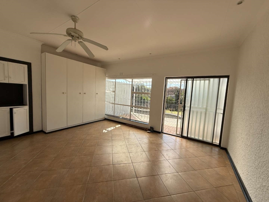 To Let 2 Bedroom Property for Rent in Helderkruin Gauteng