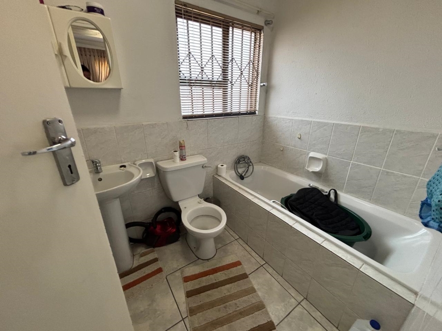 2 Bedroom Property for Sale in Roseacres Gauteng