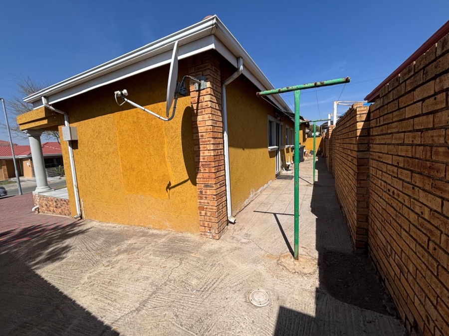 2 Bedroom Property for Sale in Roseacres Gauteng