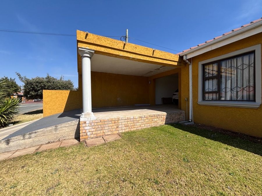 2 Bedroom Property for Sale in Roseacres Gauteng