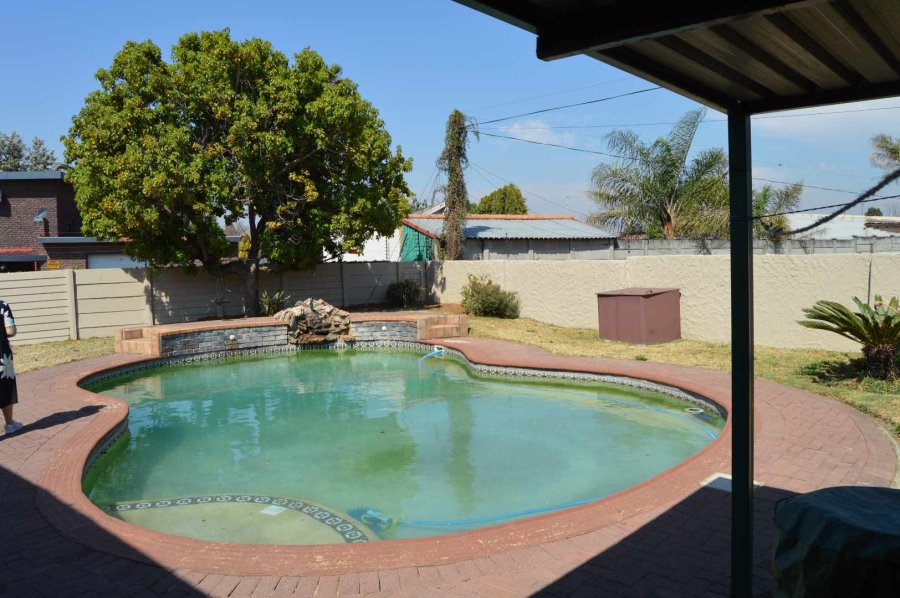 2 Bedroom Property for Sale in Brackendowns Gauteng