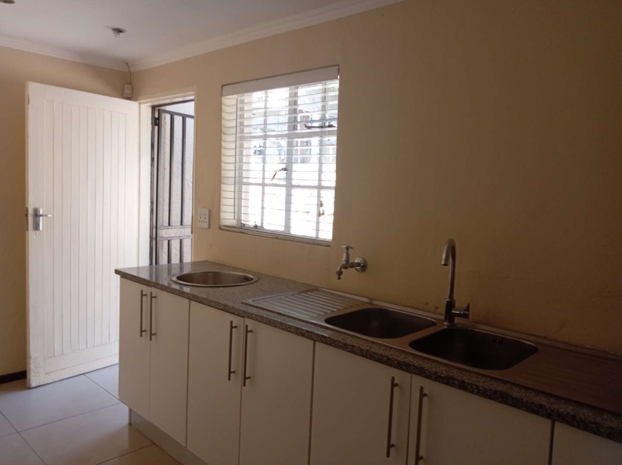 To Let 3 Bedroom Property for Rent in Orange Grove Gauteng