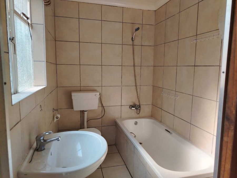 To Let 2 Bedroom Property for Rent in Mondeor Gauteng