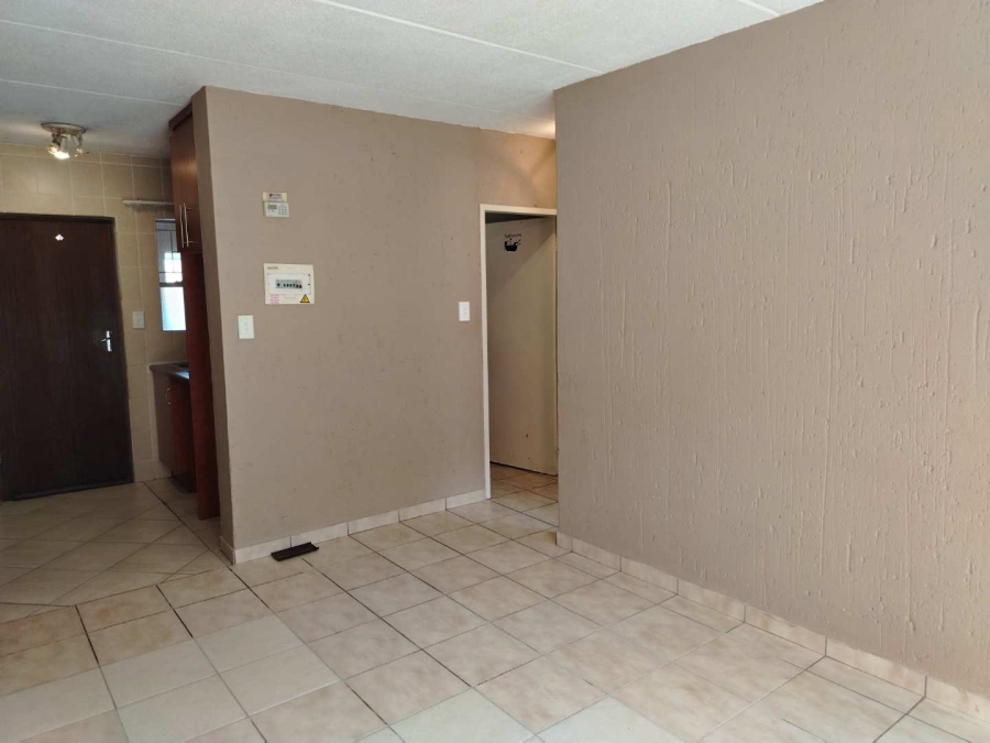 To Let 2 Bedroom Property for Rent in Ormonde View Gauteng