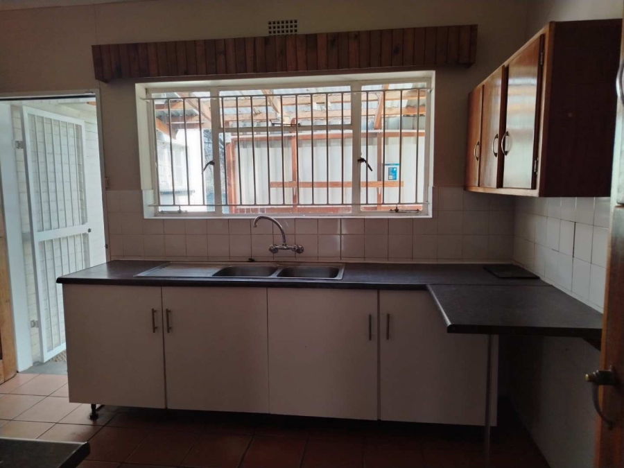 To Let 5 Bedroom Property for Rent in Mondeor Gauteng