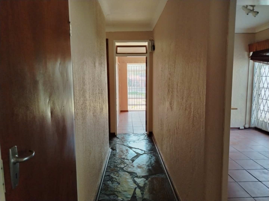 To Let 5 Bedroom Property for Rent in Mondeor Gauteng