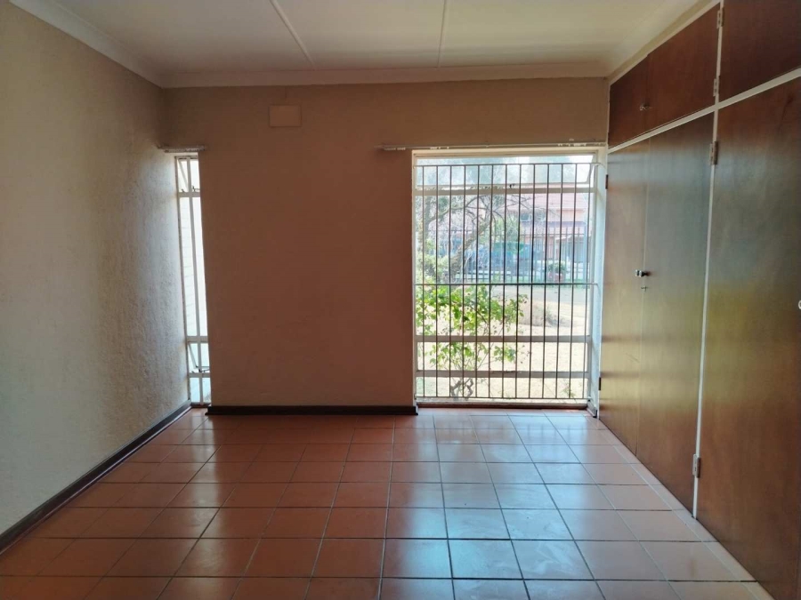 To Let 5 Bedroom Property for Rent in Mondeor Gauteng
