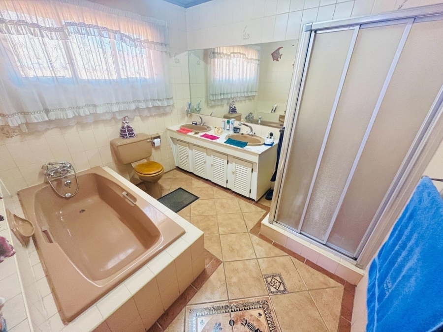 4 Bedroom Property for Sale in Verwoerdpark Gauteng