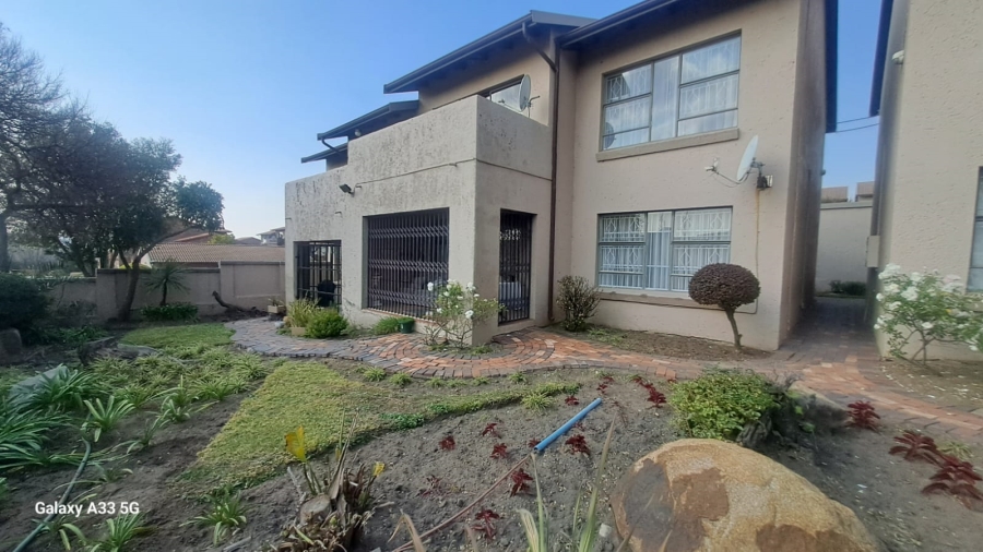 2 Bedroom Property for Sale in Buccleuch Gauteng