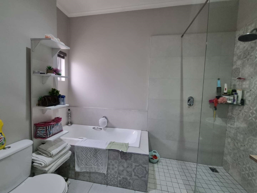 2 Bedroom Property for Sale in Blue Hills Gauteng