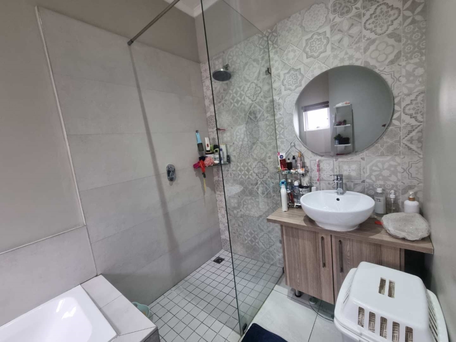 2 Bedroom Property for Sale in Blue Hills Gauteng