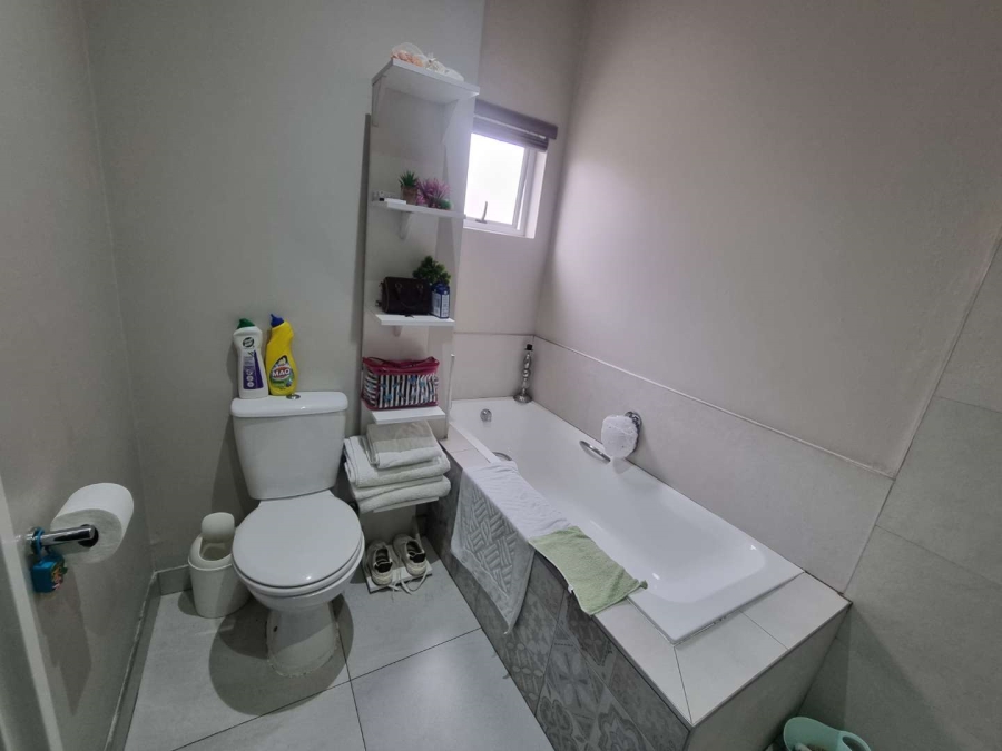 2 Bedroom Property for Sale in Blue Hills Gauteng
