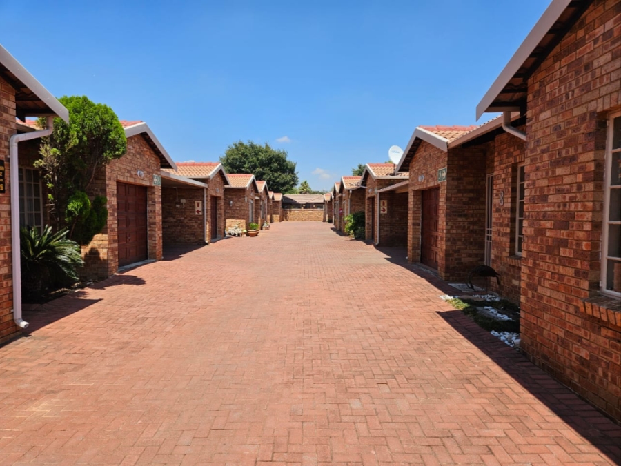3 Bedroom Property for Sale in New Redruth Gauteng