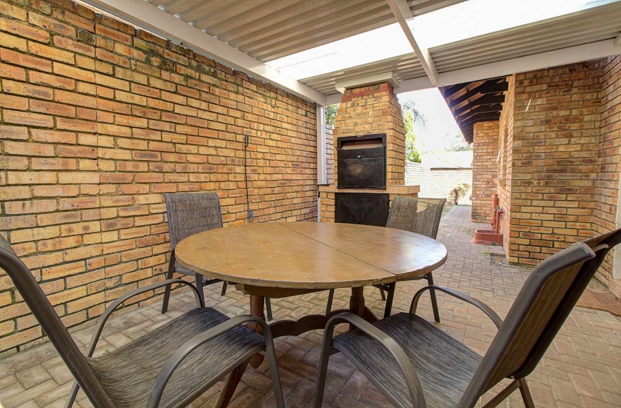 2 Bedroom Property for Sale in Wilgeheuwel Gauteng