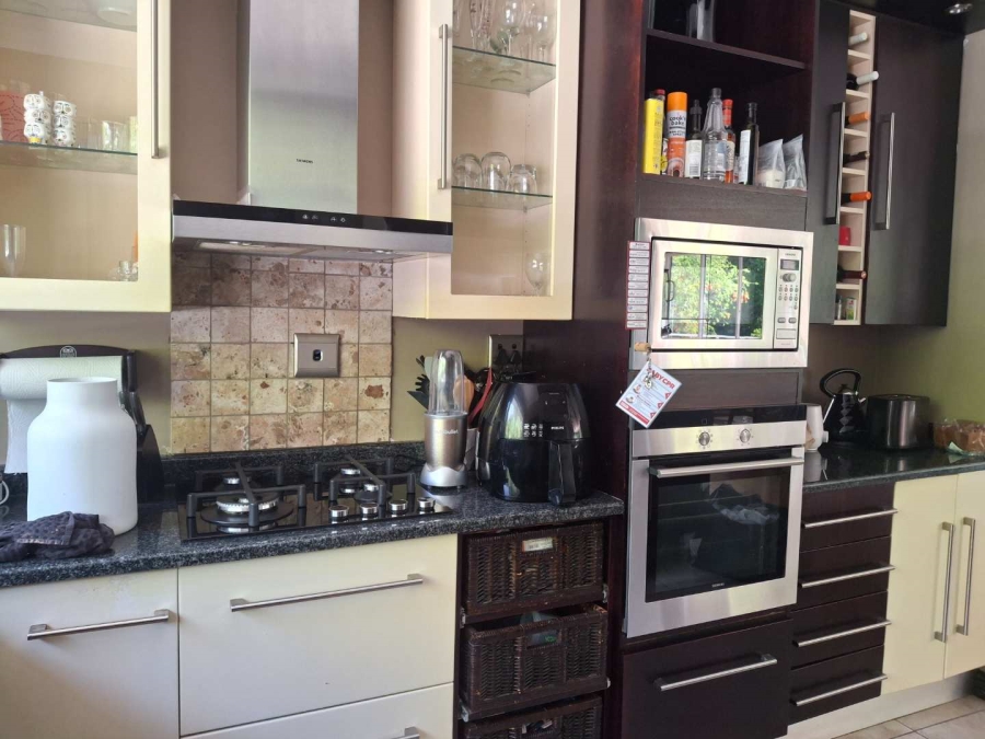 To Let 3 Bedroom Property for Rent in Sandhurst Gauteng