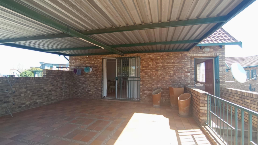 3 Bedroom Property for Sale in Die Hoewes Gauteng