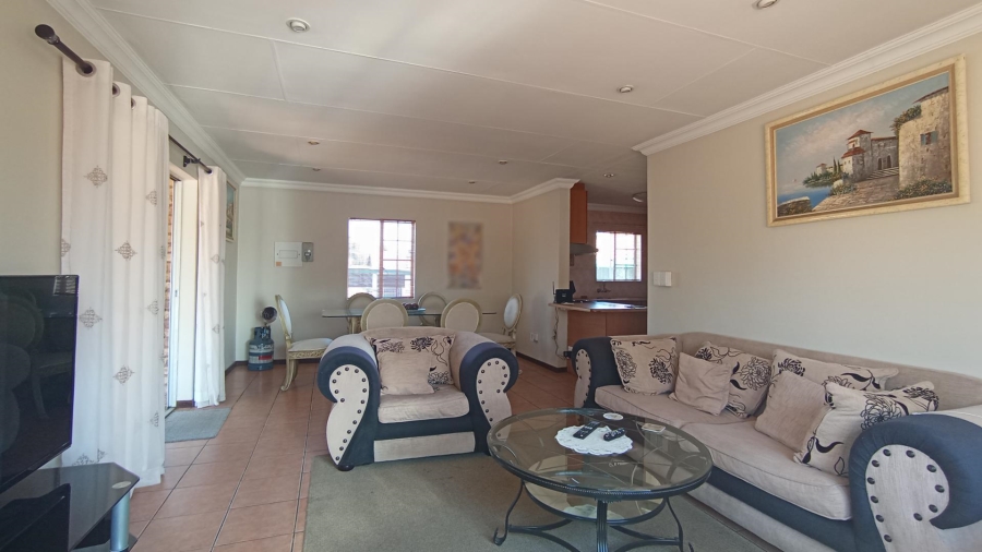 3 Bedroom Property for Sale in Die Hoewes Gauteng