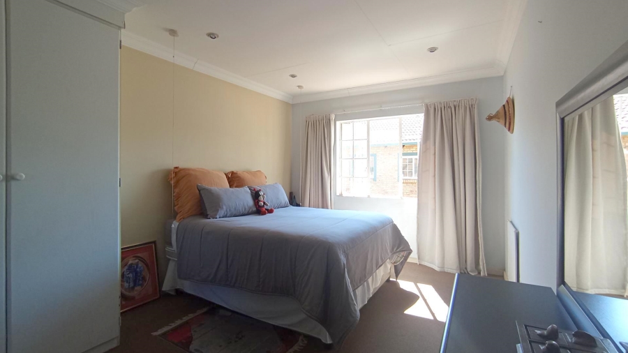 3 Bedroom Property for Sale in Die Hoewes Gauteng