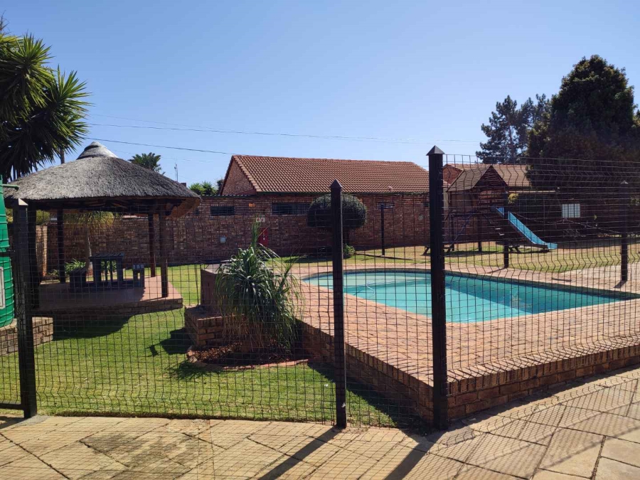 3 Bedroom Property for Sale in Die Hoewes Gauteng