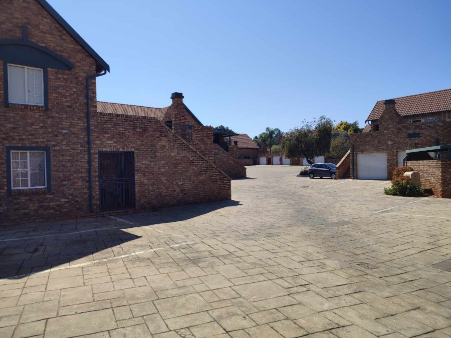 3 Bedroom Property for Sale in Die Hoewes Gauteng