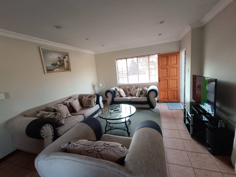 3 Bedroom Property for Sale in Die Hoewes Gauteng