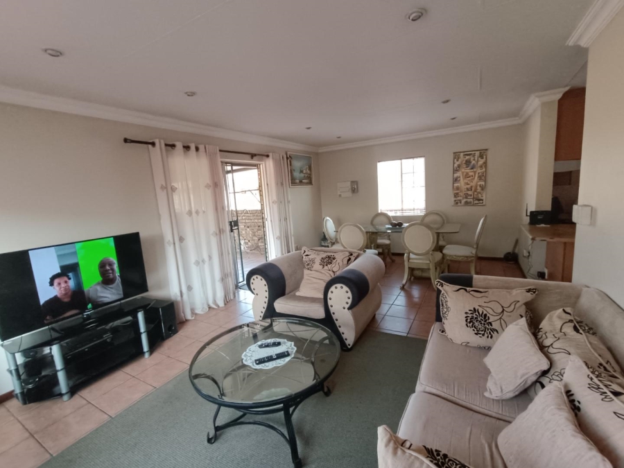 3 Bedroom Property for Sale in Die Hoewes Gauteng