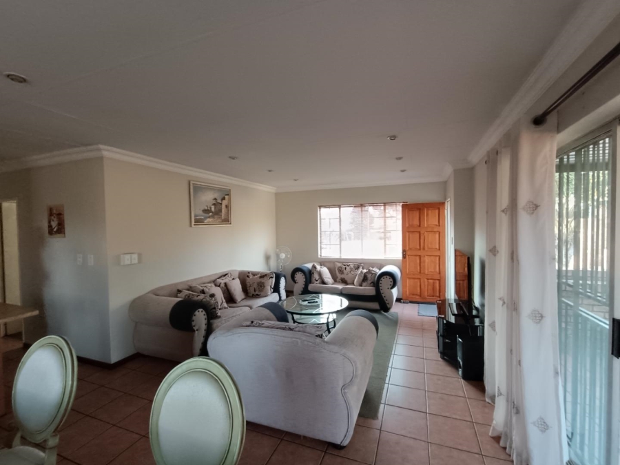3 Bedroom Property for Sale in Die Hoewes Gauteng