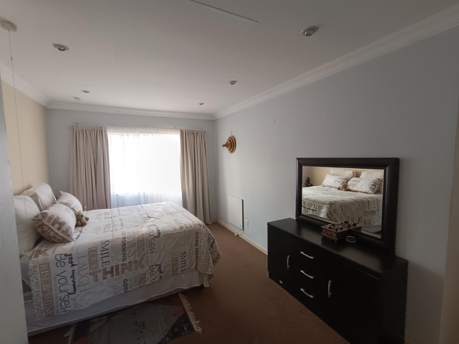 3 Bedroom Property for Sale in Die Hoewes Gauteng