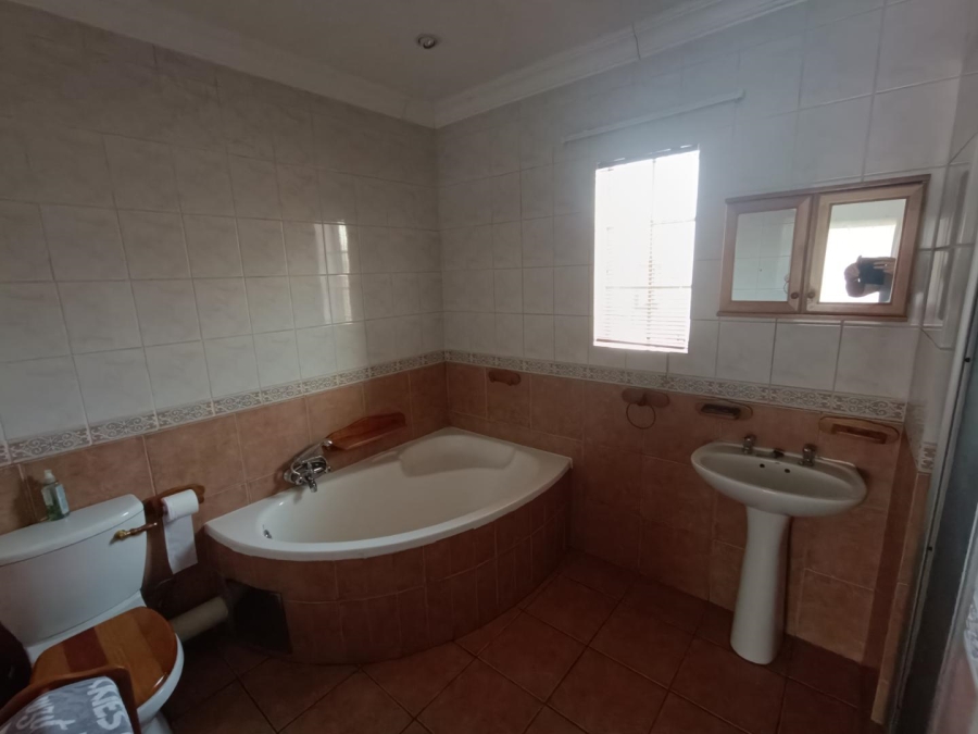 3 Bedroom Property for Sale in Die Hoewes Gauteng