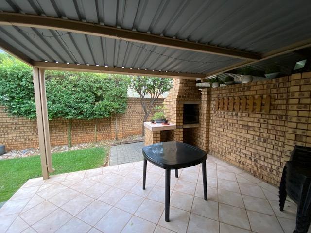 2 Bedroom Property for Sale in Die Wilgers Gauteng