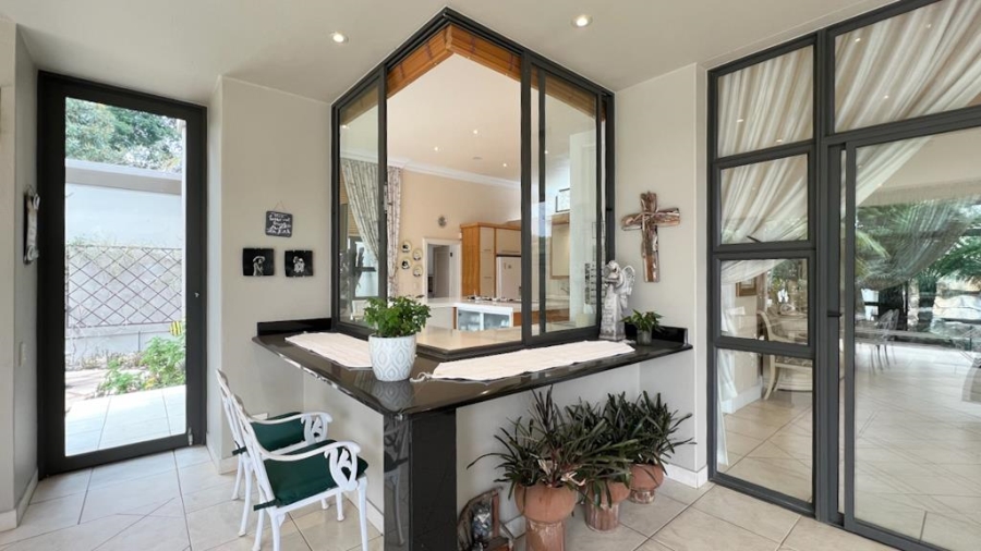 4 Bedroom Property for Sale in Faerie Glen Gauteng